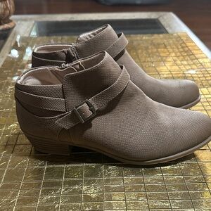 Life Stride “Alexander” Women's Tan Ankle Boots New